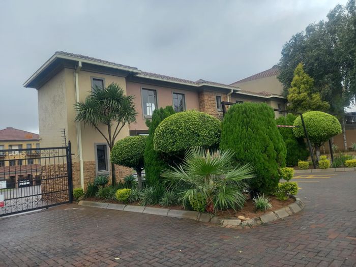 Norkem Park Apartment For Sale: Open-plan living, security, playground, near amenities.