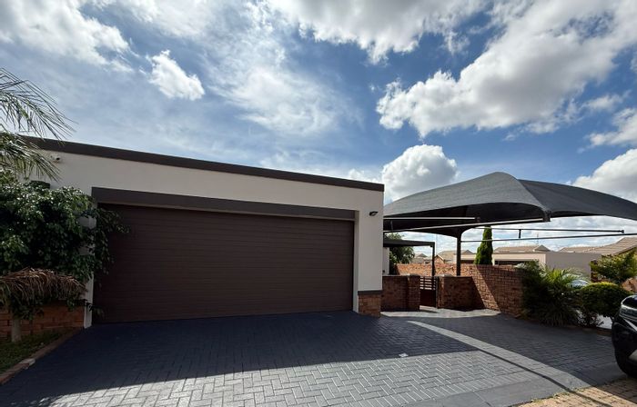 House For Sale in Die Heuwel: 3 Bedrooms, Solar Power, Double Garage, JoJo Tank.