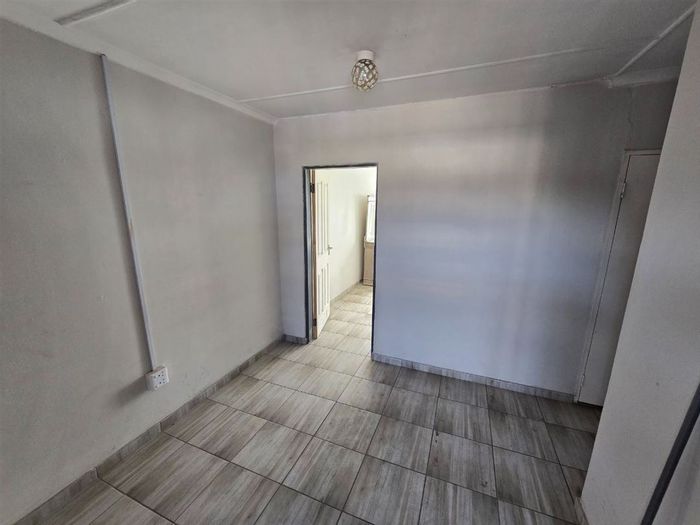 2-Bedroom Townhouse For Sale in Kempton Park Central, near OR Tambo Airport.