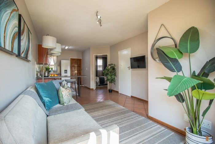 For Sale: Apartment in Pollak Park with 1-2 Bedrooms, parking, and prime location.