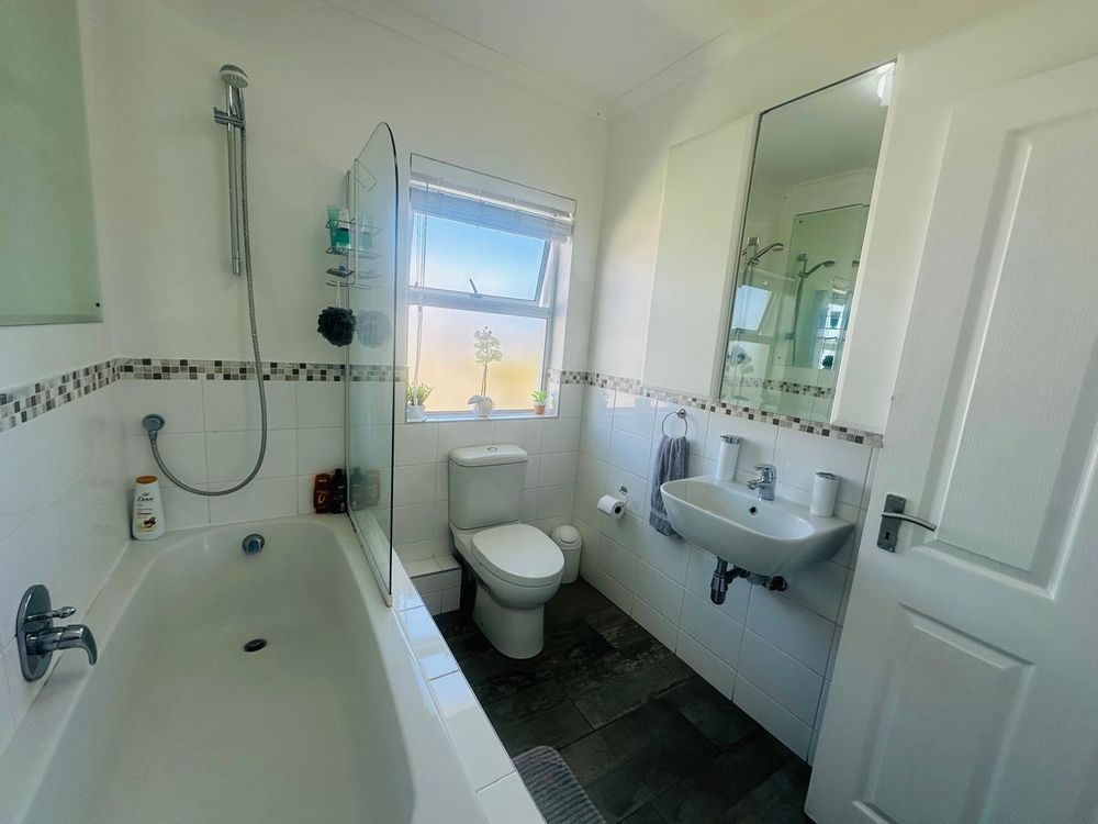 Main Bathroom en-suite