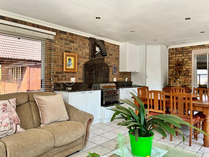 Dalpark Proper House For Sale: 3 beds, generator, pool, entertainment area, secure living.