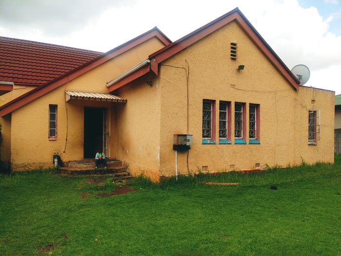 20-Room House in Kempton Park Ext 2 For Sale, Ideal for Investment Income.