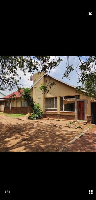 For Sale: Income-generating house in Kempton Park Ext 2, 15 bedrooms, 4 bathrooms.