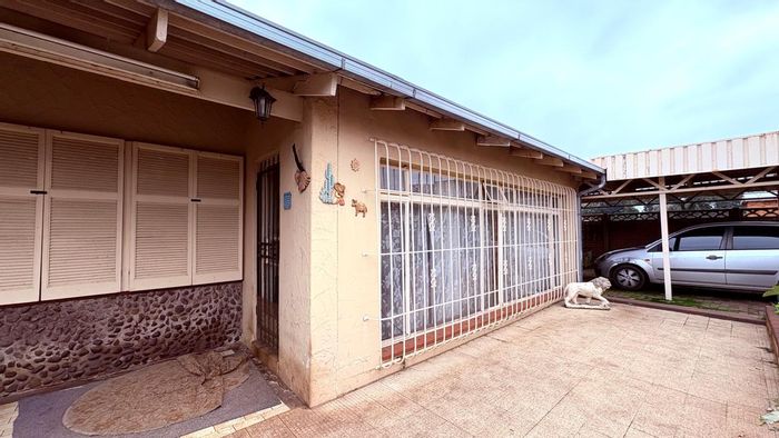 For Sale: Spacious 3-Bedroom House in Casseldale with Large Yard and Dual Entrances.