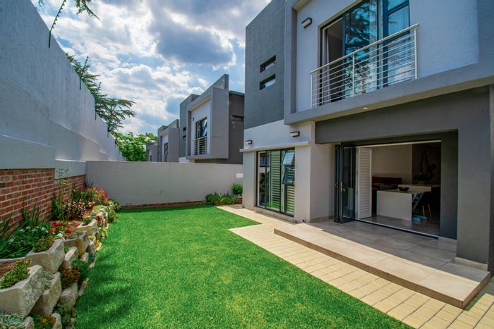 Hurlingham Cluster For Sale: 3 beds, garden, security, close to Sandton amenities.
