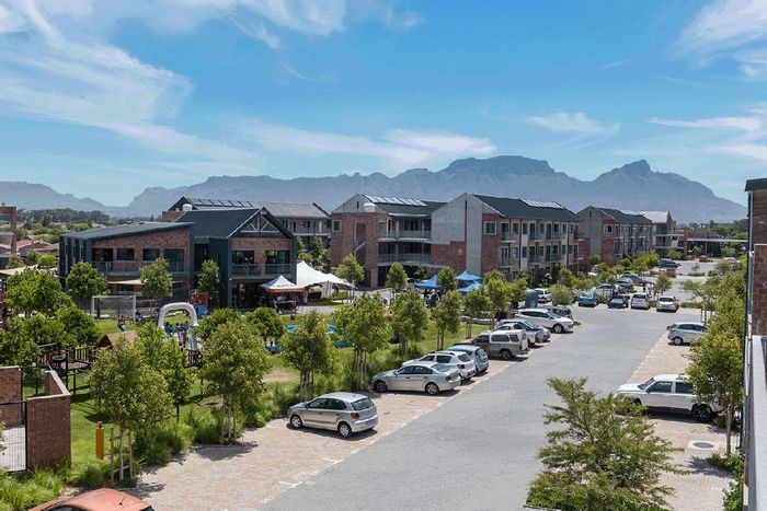 Eco-friendly 2-bed apartment in Ottery with amenities and no transfer duty. For Sale.