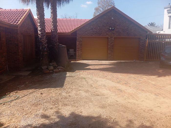 4 Bed House For Sale in Norkem Park with pool, double garage, and solar panels.