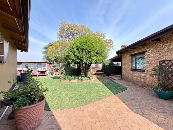 Minnebron House For Sale: 3 bedrooms, double garage, entertainment area, ample potential.