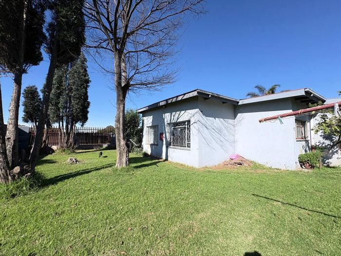 For Sale: House in Brakpan Central with flatlet, carport, and spacious yard.