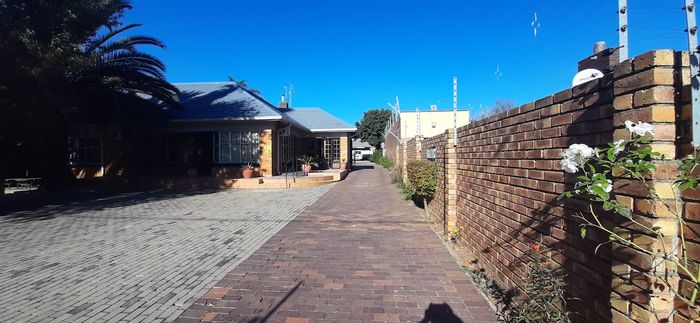 Versatile House for Sale in Kempton Park Ext 4 – Ideal for Family or Office.