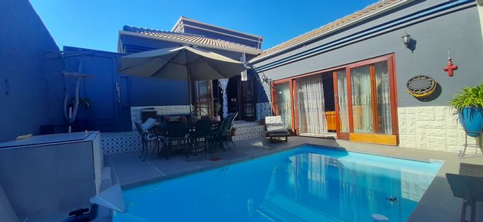 For Sale: Spacious Glen Erasmia house with pool, bar, and 24/7 security.