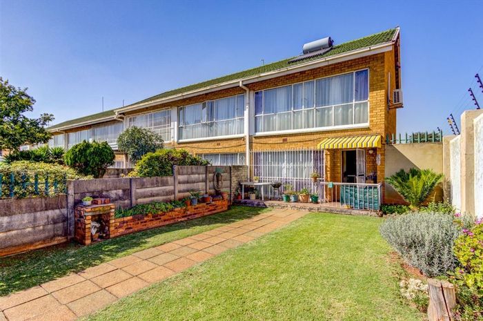 Townhouse For Sale in Rhodesfield: 2 Bedrooms, pet-friendly garden, near amenities.