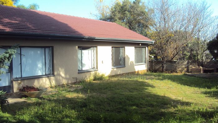 Three-bedroom house for sale in Birch Acres with entertainment room and large yard.