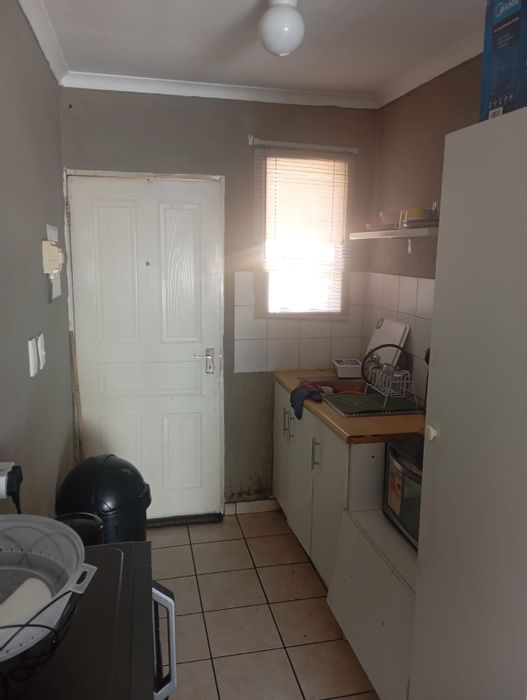 2 Bedroom flat for sale in Kempton Park Central, near shopping and airport.