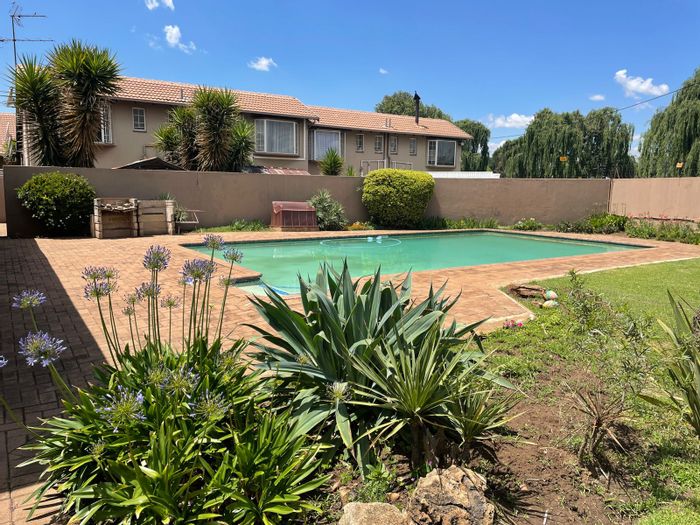 Dalpark Ext 11 Cottage For Sale: Pet-friendly, pool, clubhouse, WiFi-ready, garden maintained.
