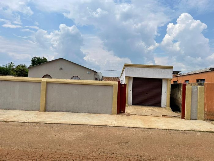 House for Sale in Mamelodi East: 2 Bedrooms, rental potential, spacious yard.