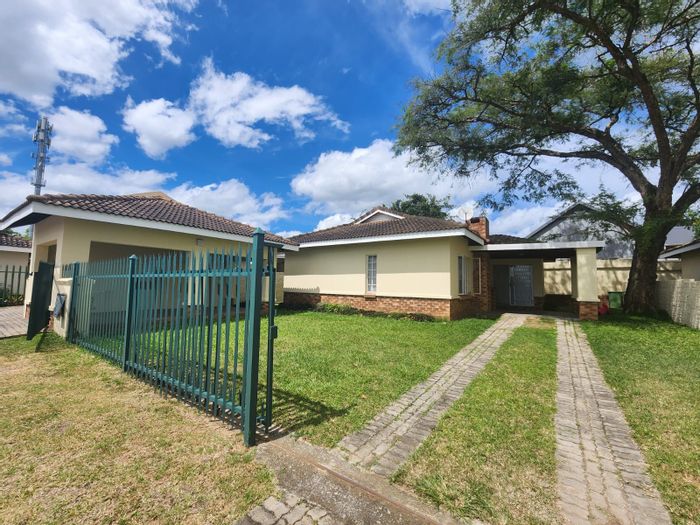 For Sale: House in West Acres Ext 40, featuring 3 bedrooms, spacious yard, and parking.