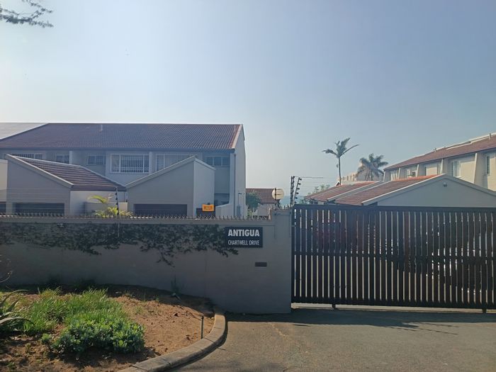 Townhouse To Rent in Umhlanga Central: 2 Bedrooms, secure parking, close to beaches.