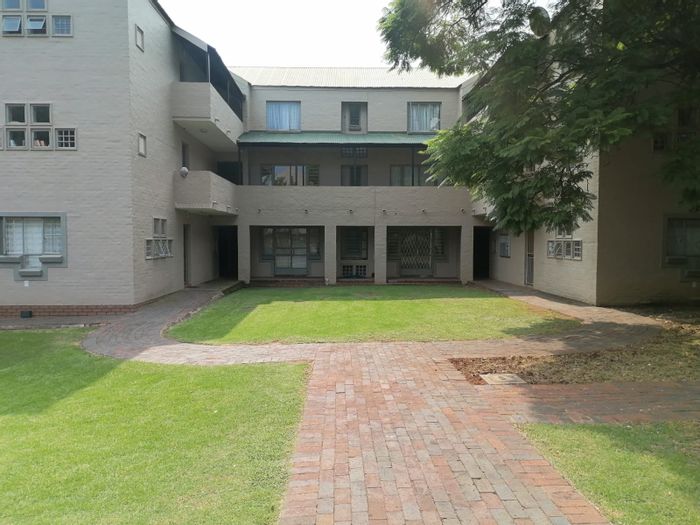 Hatfield Apartment To Rent: Shared bathroom, communal garden, close to amenities.