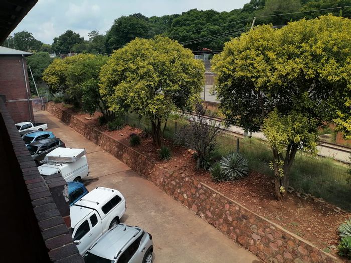 Muckleneuk Apartment To Rent: 1.5 Bedrooms, open lounge, close to amenities.