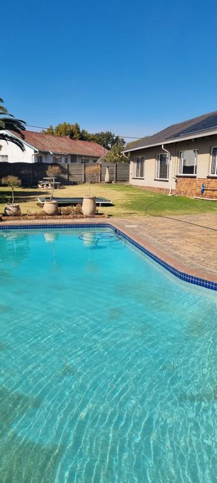 Dal Fouche House For Sale: 4 Bedrooms, pool, study, double garage, large yard.