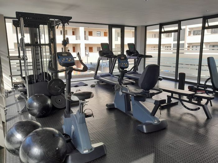 Umhlanga Ridge Apartment To Rent: Pool, gym, near Gateway Mall and transport.