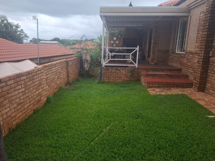 For Sale: Townhouse in Cashan with 2 bedrooms, double garage, secure complex.