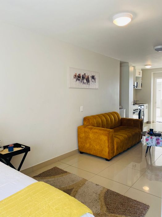 Umhlanga Ridge Apartment To Rent: Open-plan living, private bathroom, covered parking.