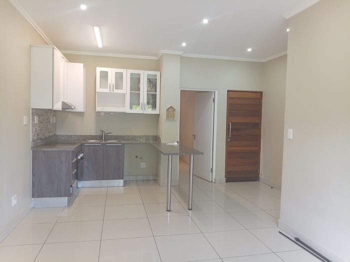 Umhlanga Ridge Apartment To Rent: 2 Bedrooms, secure parking, close to amenities.