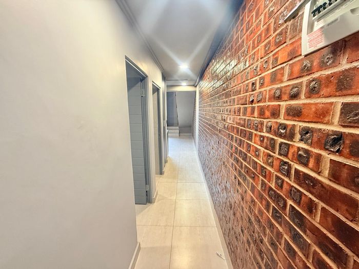 Umhlanga Ridge Apartment To Rent: 2 beds, 2 baths, balcony, secure complex.