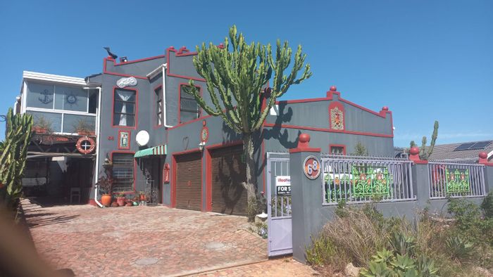 Kleinkrantz House For Sale: Three units, solar power, entertainment areas, and secure parking.