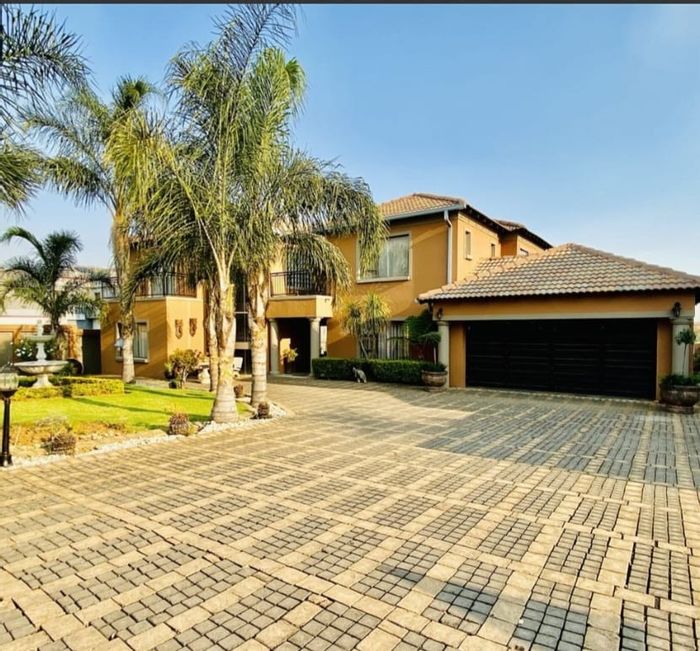 Helderwyk House For Sale: 4 beds, gym, security, garden, entertainment lounge.