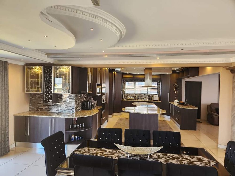 Open Plan Kitchen and Dinning Room