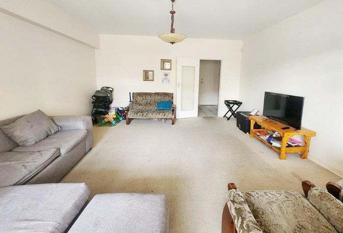 Humewood Apartment To Rent: 2 Bedrooms, 2 Bathrooms, Enclosed Balcony, Underground Parking.