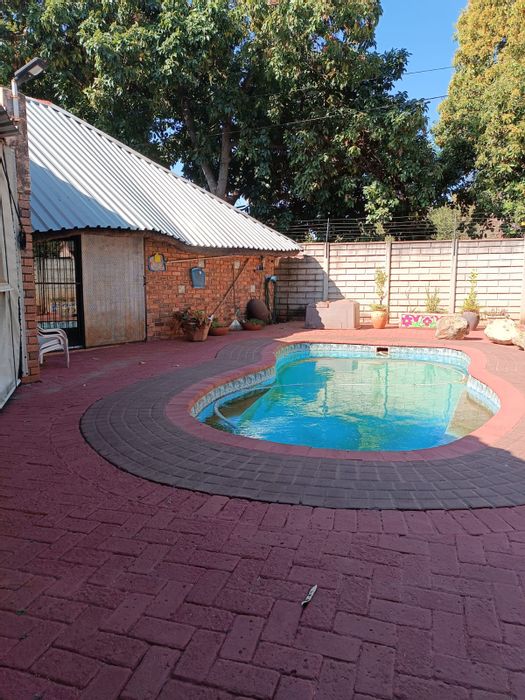 For Sale: House in Mooinooi Central with pool, flat, and spacious living areas.