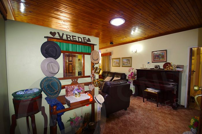 For Sale: Spacious Kenleaf house with pool, flatlet, and extensive garden amenities.