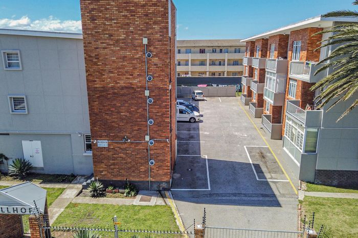 2-Bedroom Apartment To Rent in Parsons Hill with Balcony and Prepaid Electricity.