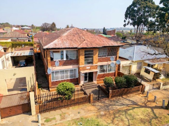 Turffontein Apartment For Sale: 4 units, rental income R15,200/month, parking included.
