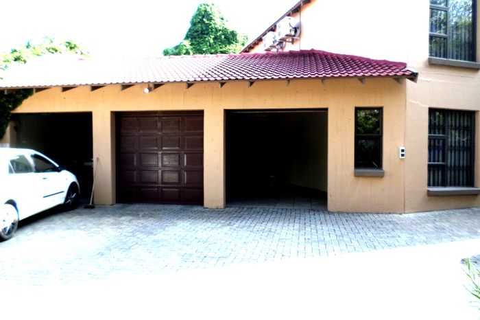 For Sale: Guest House in Vanderbijlpark Central with 14 rooms, pool, and ample parking.