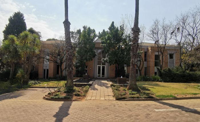 Houghton Estate Business Office To Rent: 450m², boardrooms, parking, reception area.