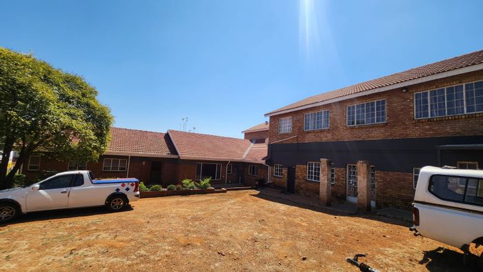 Eldoraigne Office For Sale: 700m² with 10 offices, parking, and multiple entrances.