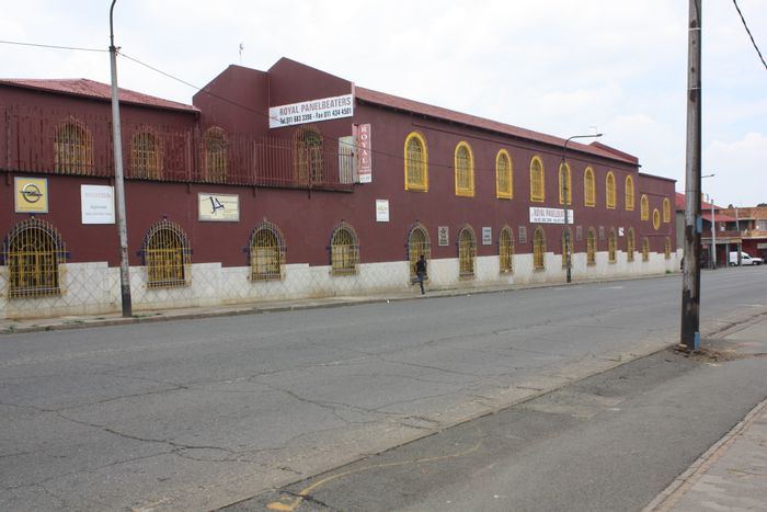 La Rochelle Industrial Property For Sale: Established repair business with spacious workshop and amenities.