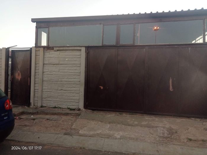 House for Sale in Molapo: Two bedrooms, equipped kitchen, versatile covered area.