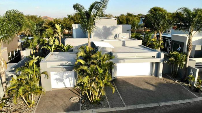 House For Sale in Greenstone Hill: 3 beds, pool, generator, 24-hour security.