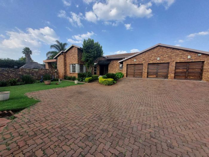 Raslouw House For Sale: 5 bedrooms, pool, lapa, solar power, and spacious garages.