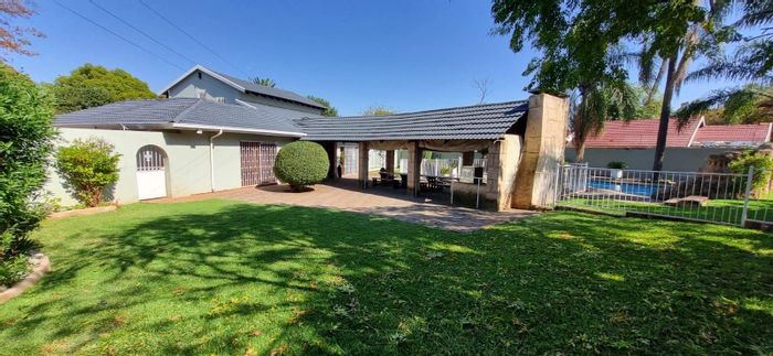 Wierda Park House For Sale: 5 beds, pool, snooker room, spacious garden.