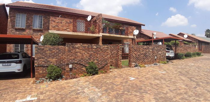 Townhouse for Sale in Highveld: Ground Floor, 2 Bed, No Loadshedding Zone!