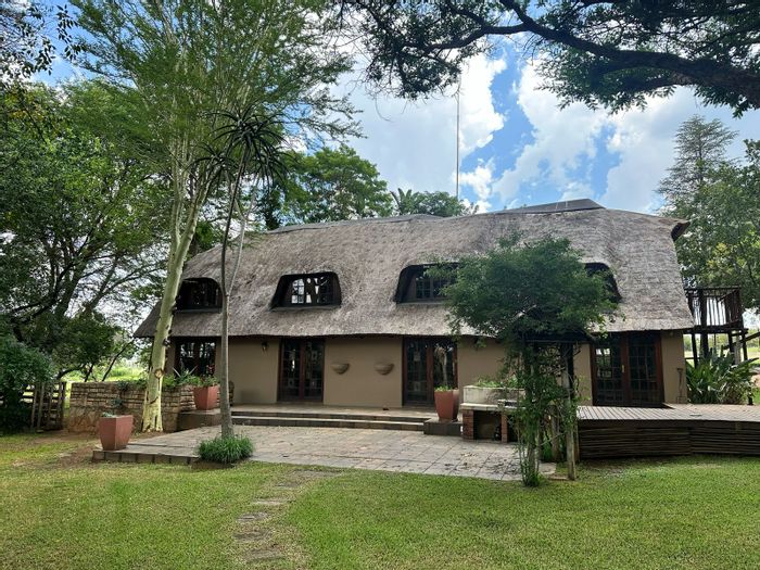 Farm for Sale in Monavoni AH: Multiple dwellings, borehole, electric fence, rental potential.