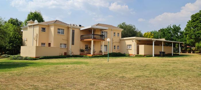 Expansive Raslouw Farm for Sale: Five Bedrooms, Pool, Garden, and Separate Unit!